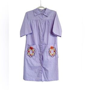 Vintage 60s House Dress/Housecoat With Embroidered Floral Patch Pockets Small